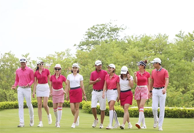 Jennifer Phạm cho biết, nhóm của cô bao gồm nhiều anh chị em ở hai miền Nam - Bắc cùng đam mê với golf. Khi có dịp hội ngộ, tất cả cùng nhau mặc đồ đồng điệu để chụp ảnh làm kỷ niệm.