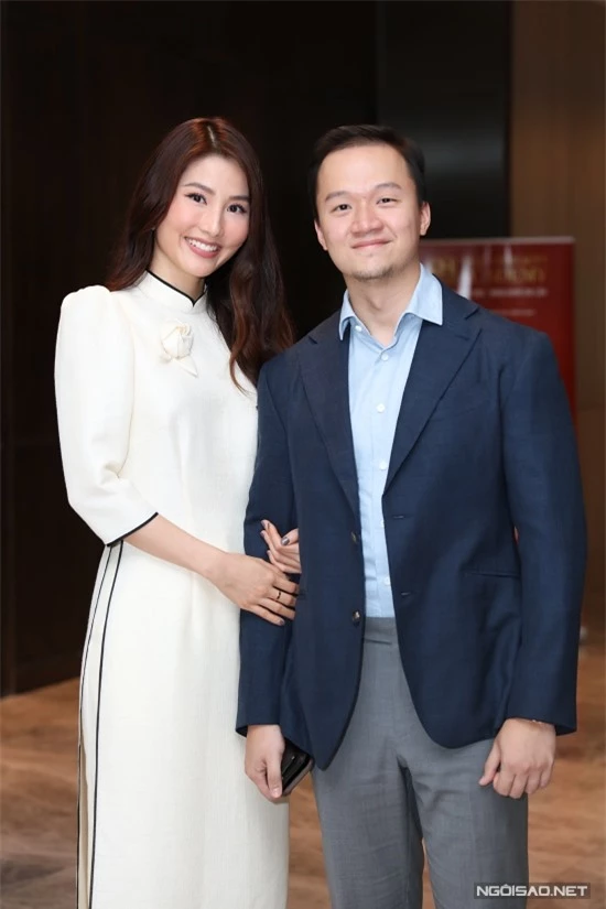 Mới đây, Vinh Nguyễn đến chúc mừng bạn gái - diễn viên Diễm My - lên chức viện phó của một học viện làm đẹp.