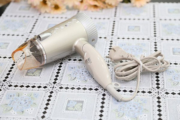 ‘Kinh nghiệm vàng’ trong việc chọn mua máy sấy tóc bền, an toàn