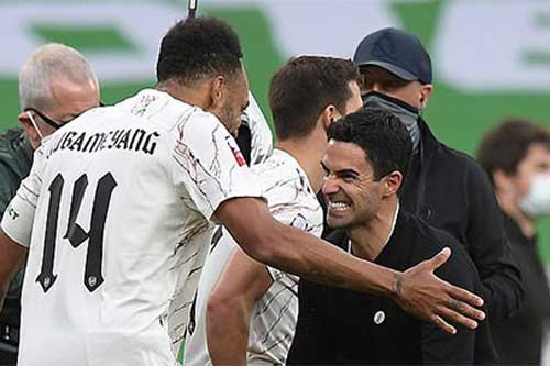 Aubameyang bỏ qua cơ hội đến Barca để ở lại Arsenal