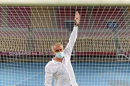 Mourinho tố đối phương dùng thủ đoạn thu nhỏ khung thành