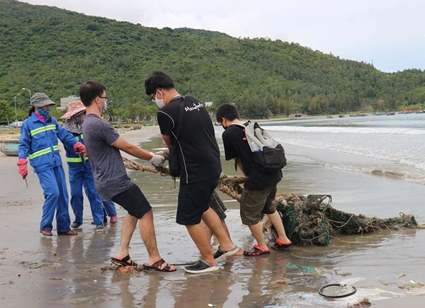 Chung tay thu gom rác thải tấp vào các bãi biển Đà Nẵng sau bão số 5