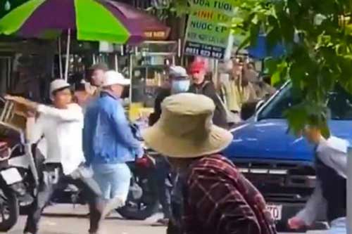 TP.HCM: Lao ô tô vào giải cứu bạn bị côn đồ đánh hội đồng, khống chế, ép ghi nợ gần nửa tỷ