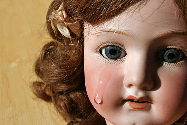 Nghe thấy tiếng búp bê khóc, bé gái 4 tuổi liên tục mất ngủ, người mẹ dửng dưng cho đến khi phát hiện sự thật kinh hoàng