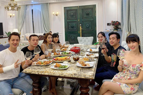 Dương Khắc Linh - Sara Lưu tụ họp tại biệt thự triệu đô của vợ chồng Đăng Khôi, sáng nhất nhan sắc "gái 2 con" Thuỷ Anh