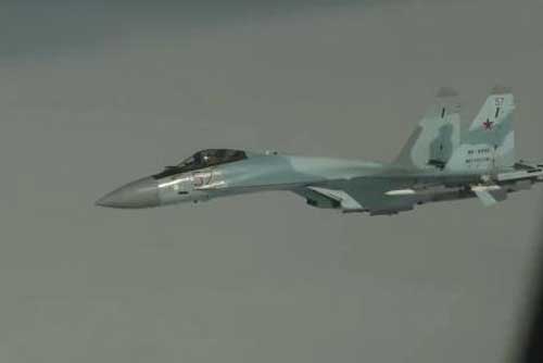 Gripen vội bỏ đi khi bị Su-35 mang vũ khí áp sát