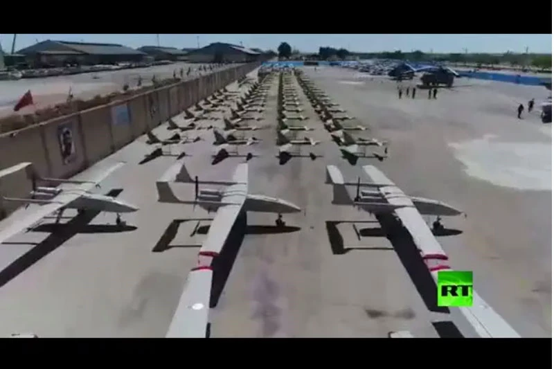 Ảnh chụp màn hình đoạn video của RT cho thấy các máy bay không người lái mới trong kho vũ khí của IRGC.