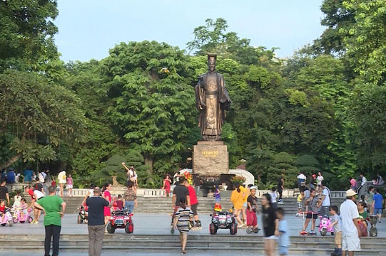 Hà Nội yêu cầu ăn mặc lịch sự, không nói tục tại phố đi bộ Hồ Gươm