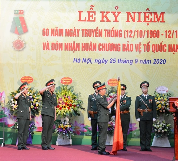 Thừa ủy quyền của Chủ tịch nước, Đại tá Nguyễn Trung Kiên, Giám đốc Viện Khoa học – Công nghệ quân sự đã gắn Huân chương lên Quân kỳ Quyết thắng.