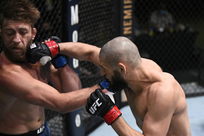 Cận cảnh cú đấm ‘trời giáng’ khiến võ sĩ Mỹ ‘chìm vào cơn mê’