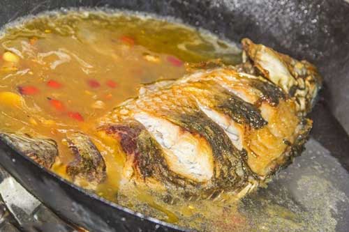 4 sai lầm khi rán cá khiến cho món ăn nát bét, nhìn vào ai cũng ngán ngẩm