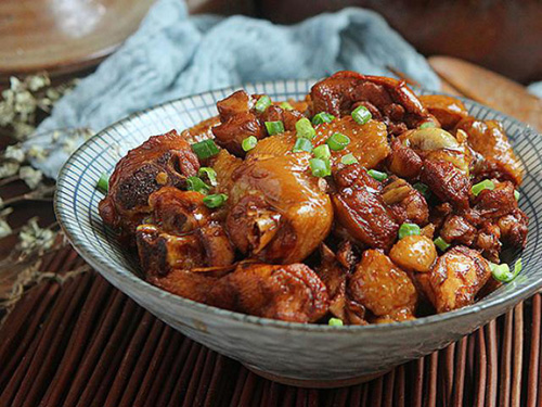 Phụ gia đặc biệt khiến món thịt gà om thơm ngon lạ kỳ