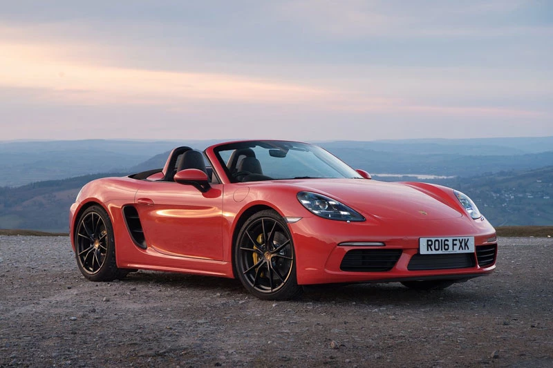 1. Porsche 718 Boxster 2020 (giá khởi điểm: 59.600 USD, điểm tổng thể: 9/10).