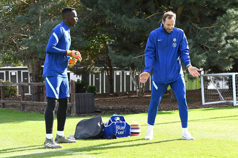 Đau đầu về thủ môn Chelsea, Lampard phải nhờ Petr Cech cùng luyện tập