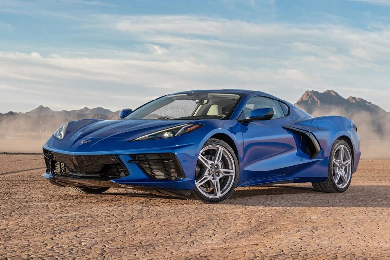 2. Chevrolet Corvette 2020 (giá khởi điểm: 58.900 USD, điểm tổng thể: 8,9/10).