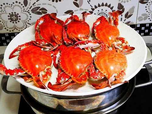 Chuyện chị em ít để ý: Hấp cua nên dùng nước nóng hay lạnh thì ngon?