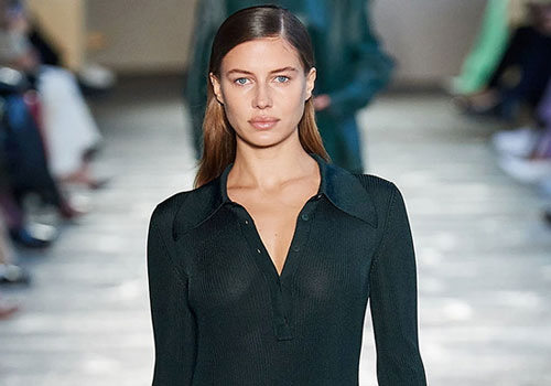 Bạn gái Brad Pitt catwalk cùng Irina Shayk