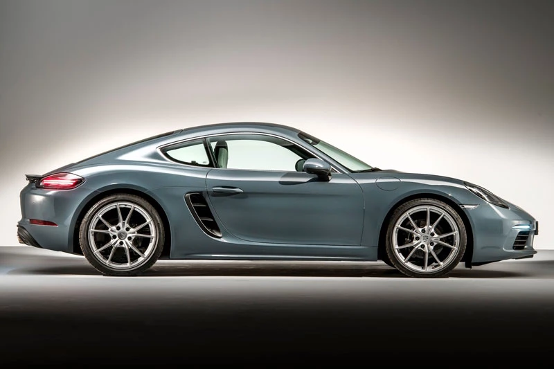 4. Porsche 718 Cayman (giá khởi điểm: 57.500 USD, điểm tổng thể: 8,8/10).