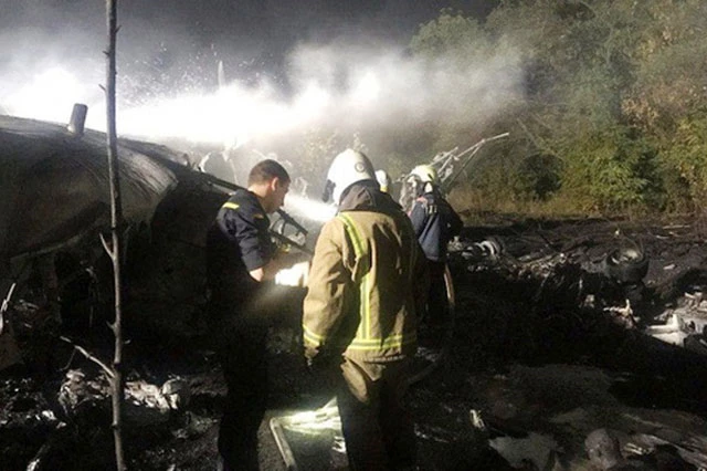 Lực lượng cứu hộ đang tìm kiếm những người bị nạn tại hiện trường vụ rơi máy bay vận tải quân sự Antonov An-26 của Ukraine ngày 25/9/2020 ở gần thị trấn Chuhuiv - Ảnh: Reuters