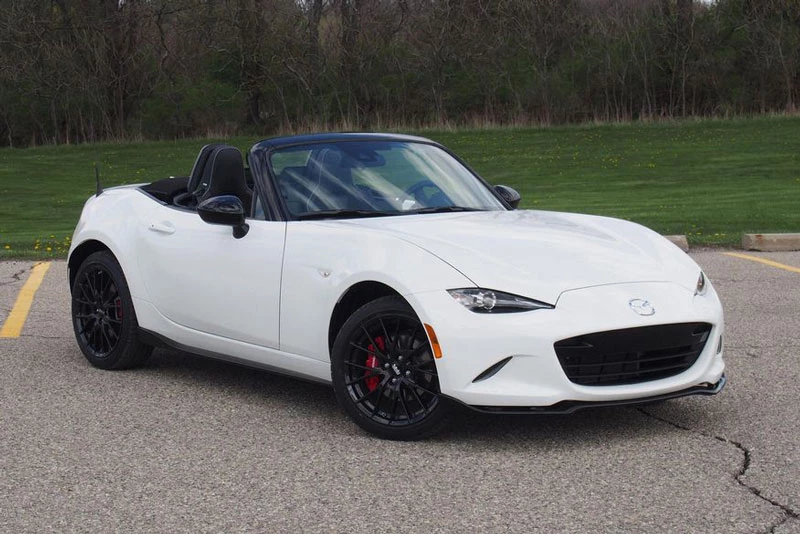 7. Mazda MX-5 Miata 2020 (giá khởi điểm: 26.580 USD, điểm tổng thể: 8,4/10).