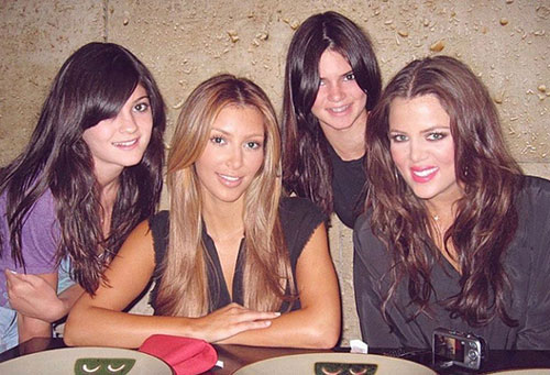 Kim Kardashian đăng ảnh thời trẻ 'dìm hàng' các em gái