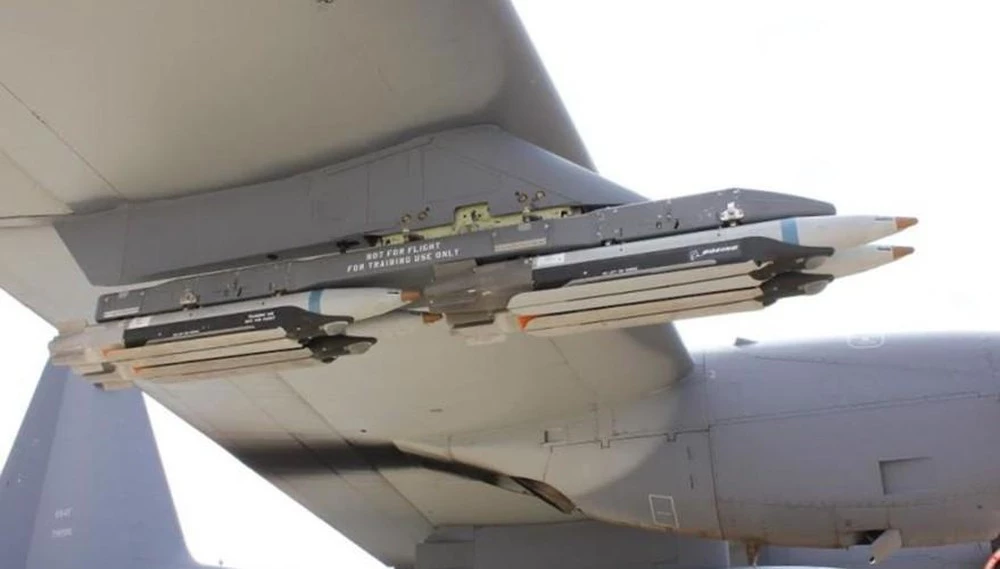Bom đường kính nhỏ GBU-39 SDB treo dưới cánh tiêm kích F-15. Ảnh: Defence Blog.