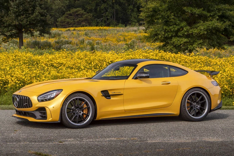 9. Mercedes-AMG GT 2020 (giá khởi điểm: 99.950 USD, điểm tổng thể: 8,3/10).