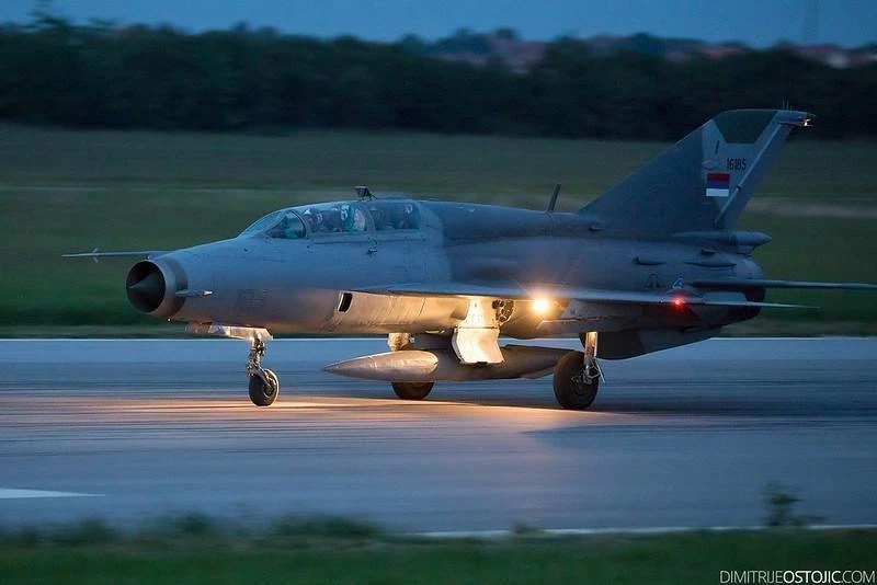 Máy bay huấn luyện - chiến đấu MiG-21UM của Không quân Serbia đã bị rơi. Ảnh: vpk.