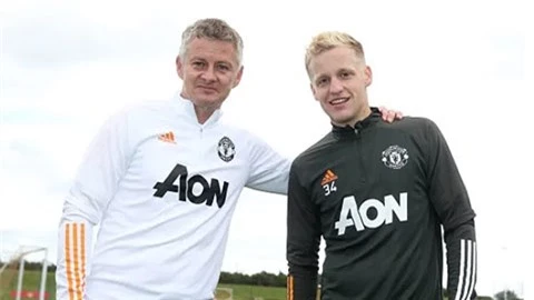 HLV Solskjaer chỉ trích fan M.U thiếu tôn trọng Van de Beek