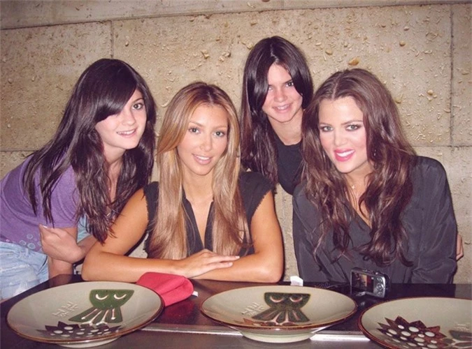 Từ trái qua phải: Kylie Jenner, Kim Kardashian, Kendall Jenner và Khloe Kardashian.