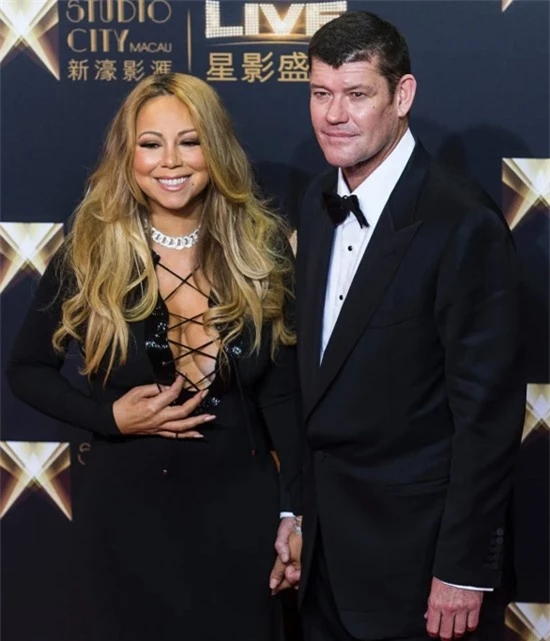 Mariah Carey tham dự buổi khai trương sòng bài ở Macau với James Packer năm 2015.