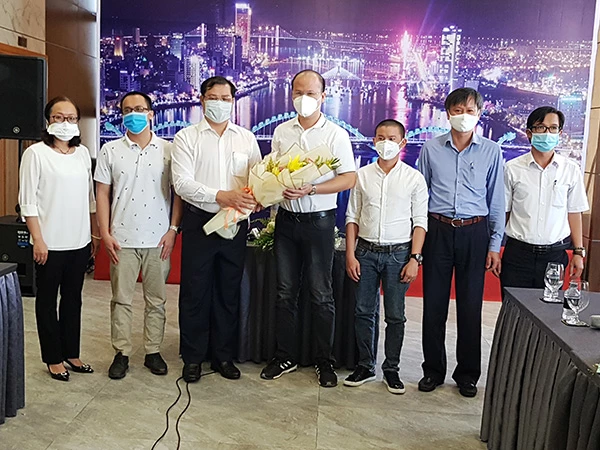Chủ tịch UBND TP Đà Nẵng Huỳnh Đức Thơ tặng hoa cám ơn đoàn chuyên gia, bác sĩ từ TP.HCM giúp đỡ TP Đà Nẵng phòng, chống dịch Covid-19