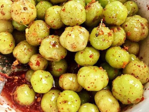 Chảy nước miếng với quả dại miền Tây chua loét nhưng trộn muối ớt ngon xuất sắc