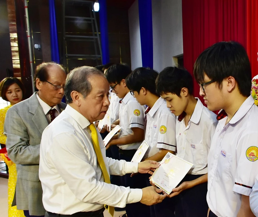 Chủ tịch UBND tỉnh Thừa Thiên Huế Phan Ngọc Thọ trao học bổng Vallet năm 2020 cho các em học sinh, sinh viên tài năng của Huế.