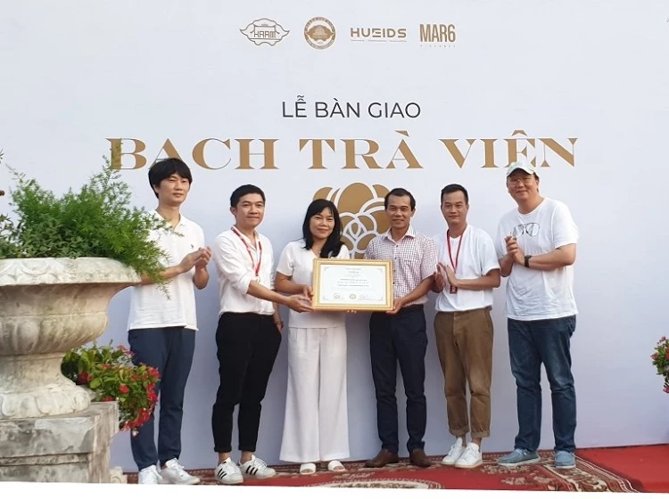 Đoàn làm phim “Gái già lắm chiêu V” bàn giao “Bạch Trà Viên” cho Trung tâm Bảo tồn Di tích Cố đô Huế.