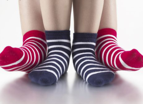 Tác hại đáng sợ khi đi tất cho trẻ vào những ngày rét đậm kéo dài