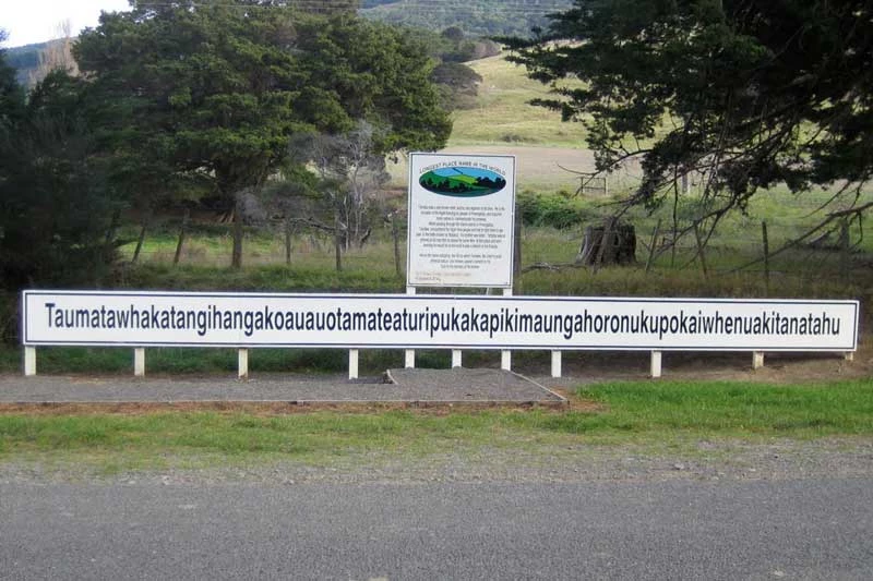 1. Đồi Taumatawhakatangihangakoauauotamateapokaiwhenuakitanatahu, New Zealand. Số chữ cái: 85.