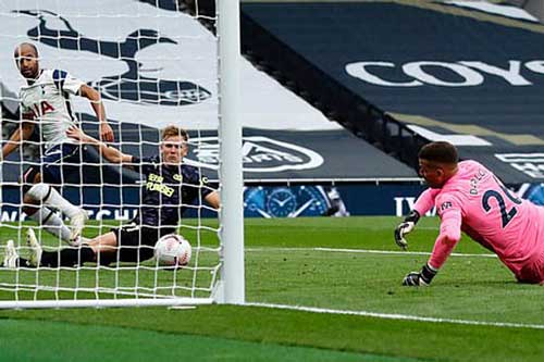 Kane - Son vô duyên, Tottenham bị chia điểm vì VAR