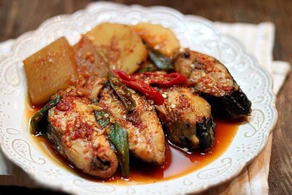 Cá kho củ cải mềm ngon cho cơm tối đậm đà