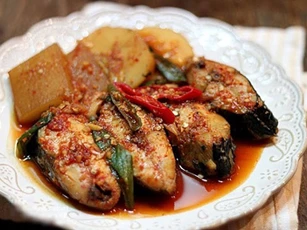 Cá kho củ cải mềm ngon cho cơm tối đậm đà