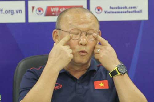 Vì sao HLV Park Hang Seo phải băng kín một bên mắt?
