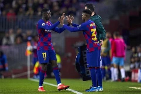 Dembele (trái) và Fati sẽ phải cạnh tranh để giành suất đá chính còn lại trên hàng công Barca