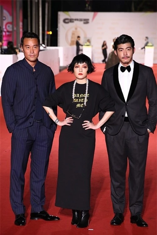 Lễ trao giải Kim Chung 2020 quy tụ nhiều ngôi sao của showbiz xứ Đài. Trong ảnh là diễn viên Trương Hiếu Toàn, ca sĩ - nhạc sĩ Phạm Hiểu Huyên, diễn viên Vương Bá Kiệt (từ trái qua).