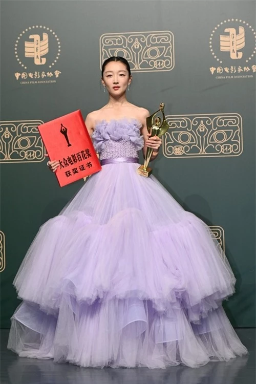 Châu Đông Vũ trở thành Nữ diễn viên chính xuất sắc tại mùa giải Bách Hoa lần thứ 35 với phim Em của thời niên thiếu. Trong phim này, cô đóng vai một nữ sinh bị tẩy chay và bắt nạt, dẫn đến hành vi bạo lực. Trước giải Bách Hoa, Châu Đông Vũ từng thắng giải nữ chính tại giải thưởng phim Kim Tượng Hong Kong, LHP Kim Mã Đài Loan cũng nhờ vai diễn này.