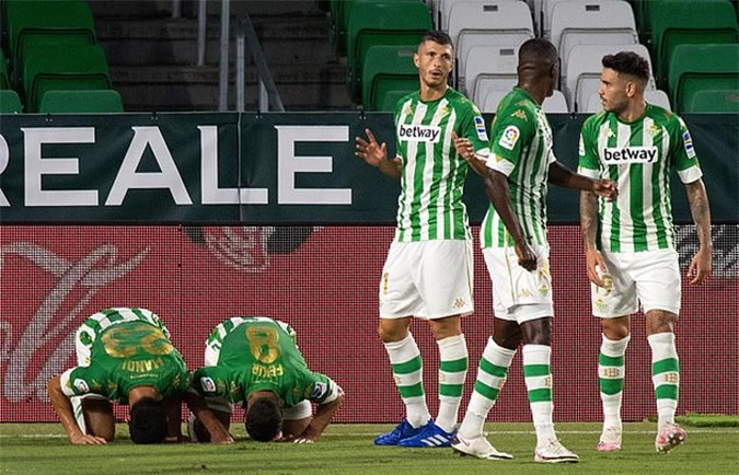 Betis ghi liền hai bàn thắng ở những phút cuối hiệp 1