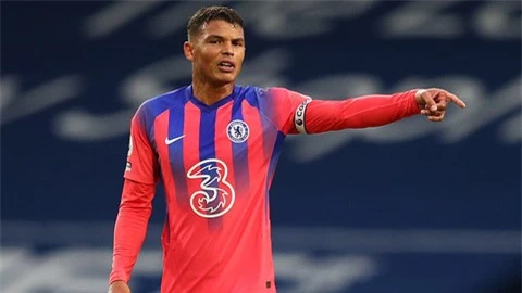 Thiago Silva mắc lỗi trong trận ra mắt Ngoại hạng Anh