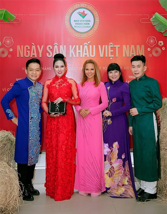 Ca sĩ Kỳ Phương (ngoài cùng bên trái), Thuý Uyên (áo dài hồng), MC Ngọc Tiên (áo dài tím) vui mừng hội ngộ các đồng nghiệp.