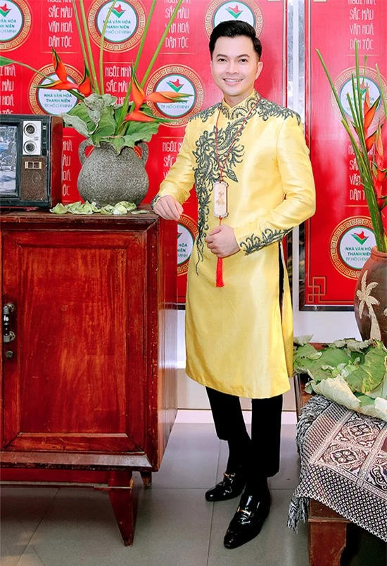 Ca sĩ Nam Cường trông thư sinh, nho nhã khi diện trang phục truyền thống.