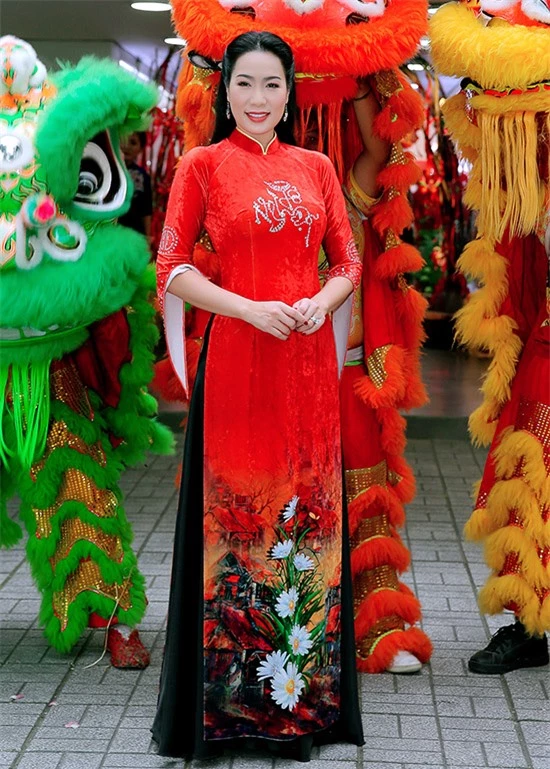Á hậu Trịnh Kim Chi lộng lẫy trong bộ trang phục đặt may riêng để mặc đi cúng Tổ nghiệp.
