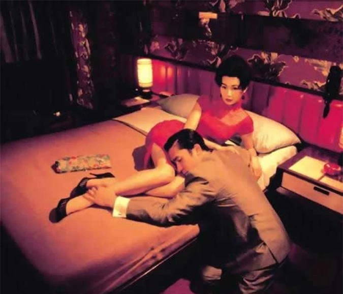 Bộ xường xám màu đỏ Trương Mạn Ngọc mặc trong cảnh hai nhân vật chính hẹn hò ở phòng khách sạn 2046 gợi liên tưởng đến lửa tình và tình dục.